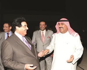 الشيخ مشعل الاحمد مودعا سمو الشيخ ناصر المحمد ويبدو الشيخ احمد الفهد﻿