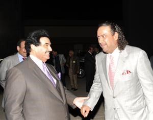 سمو الشيخ ناصر المحمد مودعا الشيخ احمد الفهد لدى مغادرة الوفد المرافق لصاحب السمو نيويورك﻿