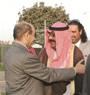 جاسم الخرافي مرحبا بالشيخ مشعل الاحمد والشيخ احمد الفهد لدى وصولهما الى مطار هيثرو﻿