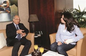 دمحمود ابوالعيون متحدثا للزميلة منى الدغيمي﻿