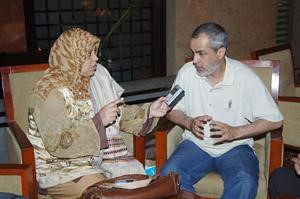 ناصر العيار متحدثا الى الزميلة هناء السيد ناصر عبدالسيد
