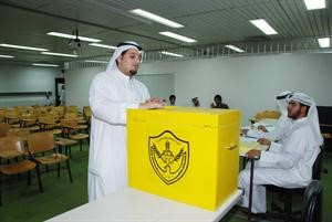 صورة ارشيفية لاحد طلبة الجامعة يدلي بصوته في انتخابات الاتحاد