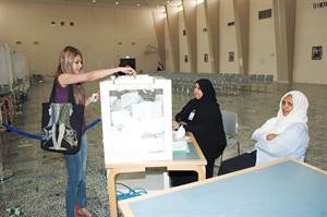 طالبة تدلي بصوتها في انتخابات سابقة لـالتطبيقي