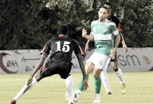 طارق الشمري يحاول المرور من مدافع الشرطة الاماراتي﻿