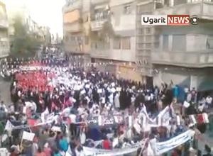صورة بثها ناشطون على الانترنت لمظاهرة نسائية في حمص 