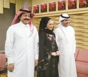 الشيخ دعيج الخليفة وعلي عبدالستار والمذيعة شيماء الحمادي اثناء البرنامج﻿