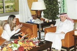 دعبدالعزيز الفايز متحدثا للزميلة بيان عاكوم﻿