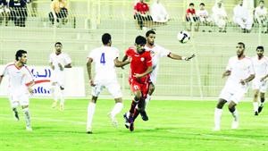 مهاجم المحرق اسماعيل عبد اللطيف محاصرا