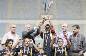 فرحة لاعبي العهد برفع كاس النخبة عدنان الحاج علي
