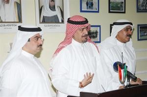 المنسق الاعلامي لاتحاد الكرة طلال المحطب يتحدث في المؤتمر الصحافي الى جانب يوسف البيدان ومانع الحيان سعود سالم
