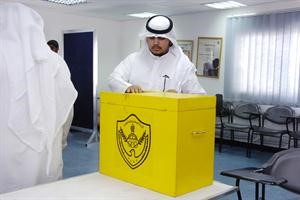  وطالب يضع صوته في صندوق الاقتراع
