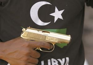 احد الثوار في معركة بني وليد يستخدم مسدسا ذهبيا للقذافي حصل عليه من مجمع باب العزيزية في طرابلس افپ﻿