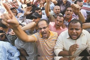 مدرسون يرددون شعارات غاضبة خلال اضرابهم امام مجلس الوزراء في القاهرة امس الاول		افپ﻿