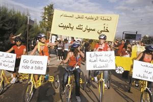 شابات لبنانيات يقدن الدراجات الهوائية للتشجيع على تنظيف البيئة من دخان السيارات محمود الطويل