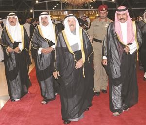 صاحب السمو الامير الشيخ صباح الاحمد لدى عودته مساء امس وفي استقباله سمو ولي العهد الشيخ نواف الاحمد والشيخ مبارك العبدالله والشيخ جابر العبدالله﻿