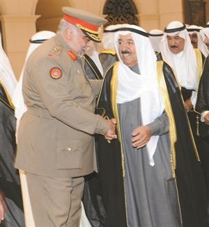 صاحب السمو الامير مصافحا الفريق الركن الشيخ احمد الخالد﻿