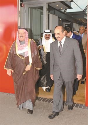 صاحب السمو الامير لدى مغادرته لندن وفي وداعه جاسم الخرافي﻿