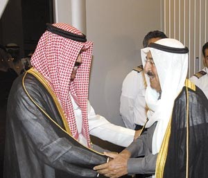 صاحب السمو الامير الشيخ صباح الاحمد مصافحا سمو ولي العهد الشيخ نواف الاحمد لدى عودة سموه امس