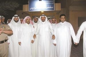 النائب حسينمزيد متوسطا المغردين النامي والشمري بعد اطلاق سراحهما من مخفر الفردوس بكفالة﻿