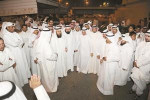 د وليد الطبطبائي ومحمد هايف يتوسطان المتجمهرين امام مخفر الفردوس مساء امس	 محمد ماهر﻿