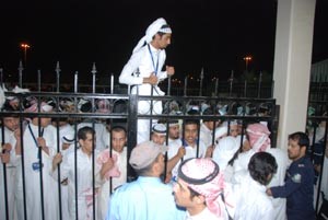 احد الطلاب يعتلي السور الحديدي اعتراضا على النتيجة