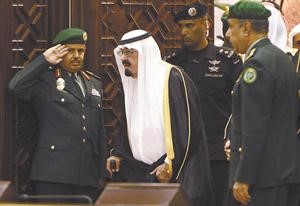 خادم الحرمين الشريفين الملك عبدالله بن عبدالعزيز لدى وصوله الى مجلس الشورى امس﻿