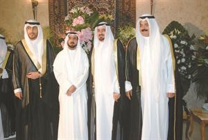 مخلد العازمي متوسطا المعرس ووالده﻿