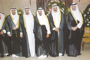 الشيخ احمد العبدالله والشيخ مبارك العبدالله يهنئان﻿