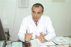 دتودور زلاتكوف استشاري طب وجراحة العيون بمستشفى الراشد كرم ذياب
