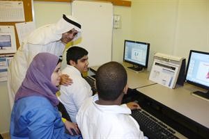 ويطلع الوزير على استخدام الطلبة لاجهزة الحاسب الالي