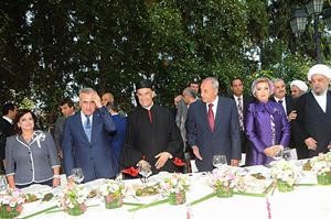 رئيس مجلس النواب نبيه بري مستقبلا الرئيس ميشال سليمان والسيدة الاولى وفاء سليمان والبطريرك الراعي بحضور نائب رئيس المجلس الاسلامي الشيعي الاعلى الشيخ عبدالامير قبلان وحرم رئيس المجلس السيدة رنده بري في المصيلح امس محمود الطويل