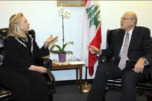 رئيس الحكومة نجيب ميقاتي خلال لقائه بوزيرة الخارجية الاميركية هيلاري كلينتون في مقر الامم المتحدة في نيويورك امس افپ