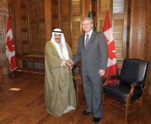 سمو رئيس الوزراء الشيخ ناصر المحمد مصافحا نظيره الكندي
