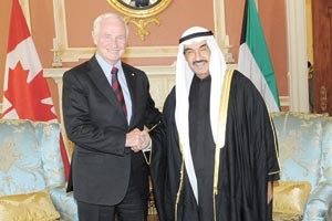 سمو رئيس الوزراء الشيخ ناصر المحمد مصافحا حاكم كندا ديفيد جونسون