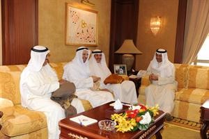 الشيخ جابر المبارك مستقبلا خالد الصقر ووفد الغرفة﻿