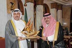 الشيخ حمد جابر العلي يقدم هدية تذكارية الى الامير تركي بن سلطان بن عبدالعزيز﻿