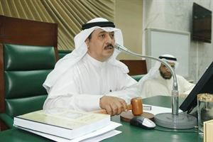 زيد العازمي مترئسا احدى جلسات المجلس البلدي﻿