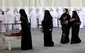 صورة ارشيفية لاماراتيات خلال ادلائهن باصواتهن في الانتخابات﻿