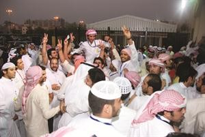 احتفالات بالفوز بعد اعلان النتيجة﻿