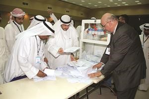  وجانب من عملية الفرز﻿