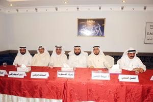 دجمعان الحربش متوسطا عبدالمحسن الدعيج واسامة الشاهين والمتحدثين في الندوة متين غوزال
