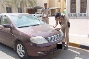 احد ضباط مرور العاصمة يحرر مخالفة مرورية