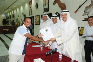 الشيخ سلمان الحمود يسلم احد الحكام شهادته﻿