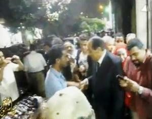 صورة عن الانترنت لجولة المشير محمد حسين طنطاوي بالزي المدني في القاهرة