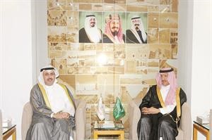 الشيخ حمد جابر العلي والامير سلطان بن سلمان خلال اللقاء