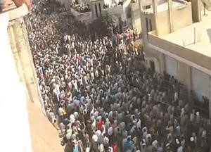 صورة وزعها ناشطون لمشيعين شاركوا في جنازة احد القتلى واولاده الثلاثة في بلدة حلفايا التابعة لحماة﻿