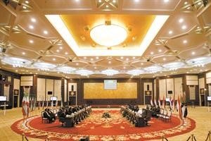 الرئيس السوداني عمر البشير ومستشاروه يجتمعون مع الرئيس الايراني محمود احمدي نجاد ومرافقيه في الخرطوم امس الاول 								 افپ﻿