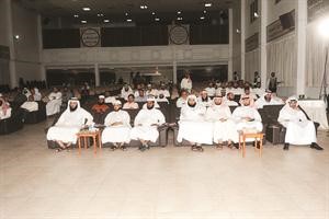 متابعة من الحضور لفقرات الحفل
