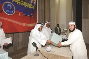 تكريم احد المشاركين
