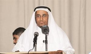 دخالد السلطان متحدثا للحضور
